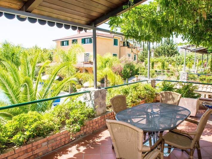 Ferienwohnung für 2 Personen, mit Terrasse und Garten sowie Pool