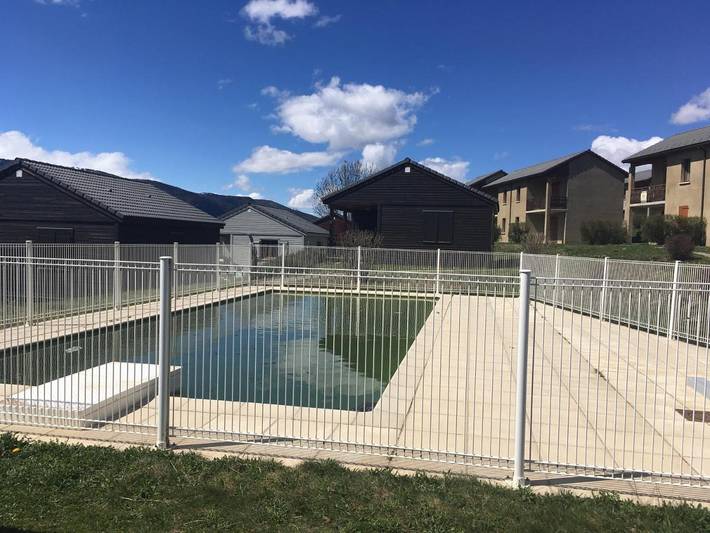 Gîte pour 4 personnes, avec balcon ainsi que piscine et vue à Ignaux