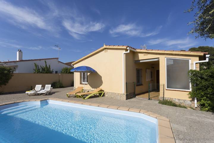 Casa rural para 8 personas, con vistas además de terraza y jardín en Alt Empordà - 4