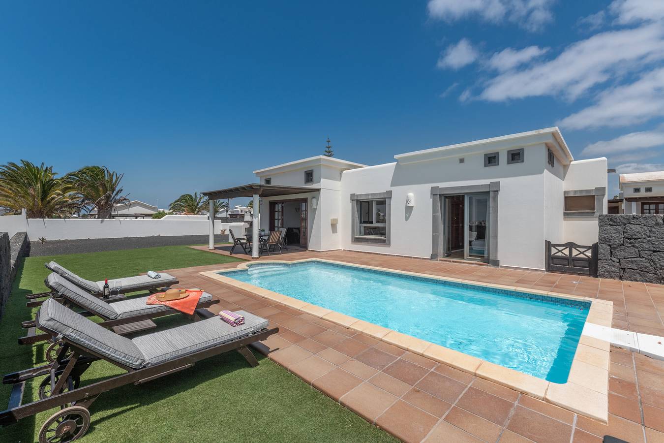 Entire apartment, Villa d'prima linea la goleta con piscina privata riscaldata e la connessione wi-fi gratuita in Montaña Roja, Yaiza