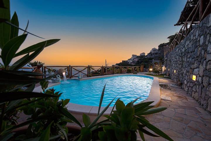 Ferienhaus für 12 Personen, mit Balkon und Garten in Furore