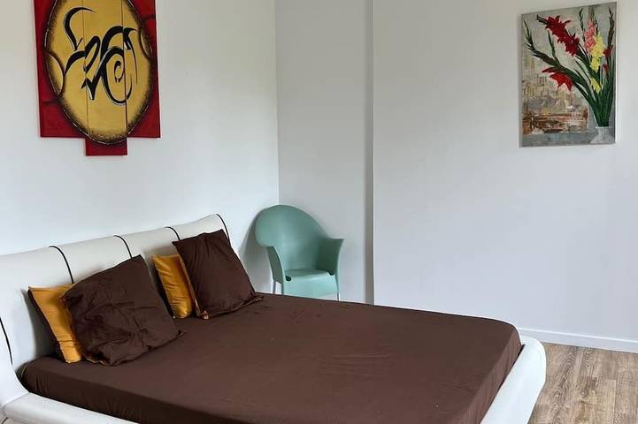 Gîte pour 4 personnes, avec terrasse ainsi que piscine et jardin à La Roche-Chalais - 3