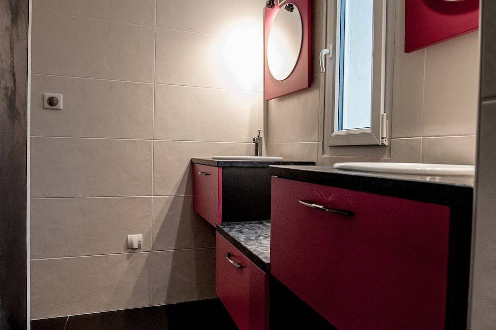 Villa moderne avec piscine chauffée et jaccuzzi pour 6 pers, classée 4* in Mercuer, Parc naturel régional des Monts d'Ardèche