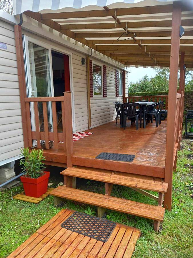 Camping pour 6 personnes, avec terrasse ainsi que piscine et jacuzzi