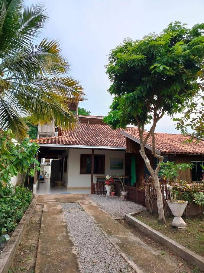 Casas e apartamentos de temporada para 2 pessoas, com balcão e vista e ainda jardim em Santarém (Brasil)