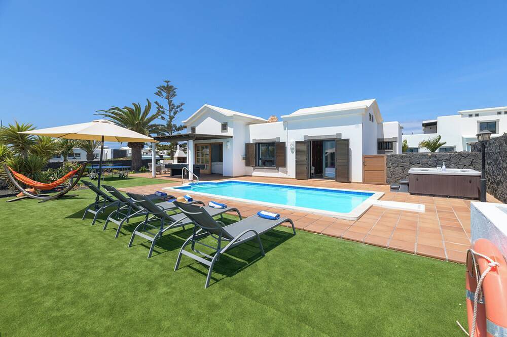 Luxury villa, heat pool ,ecological, chlorine-free  ,Jacutzzi / bicycl in Montaña Roja, Yaiza