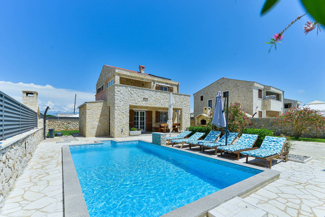 Villa Carnela with heated pool in Privlaka, Zadar