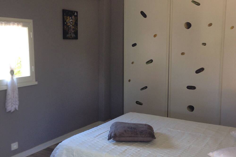 Apartamento entero, Pequeña casa cerca de la playa.<br>(800 metros a pie). in Belvédère-Campomoro, Distrito de Sartène