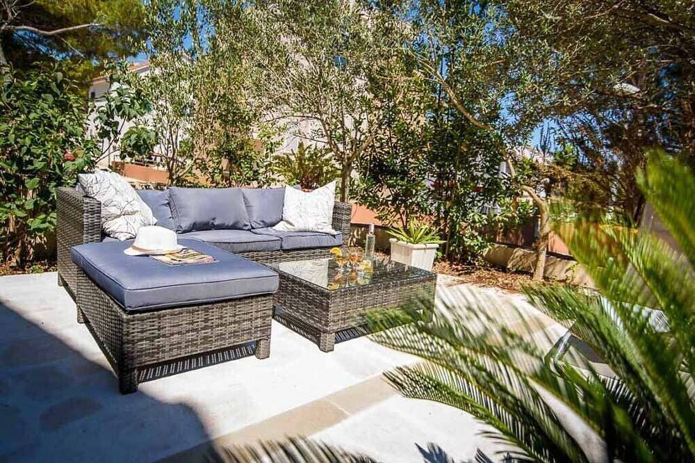 Ganze Wohnung, Sea view 3 bedroom apartment in a quiet bay in Milna, Brac