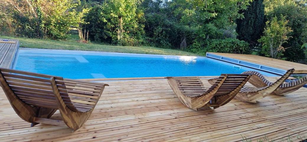 Location de vacances pour 3 personnes, avec Terrasse et Jardin ainsi que Piscine et Vue à Lacropte