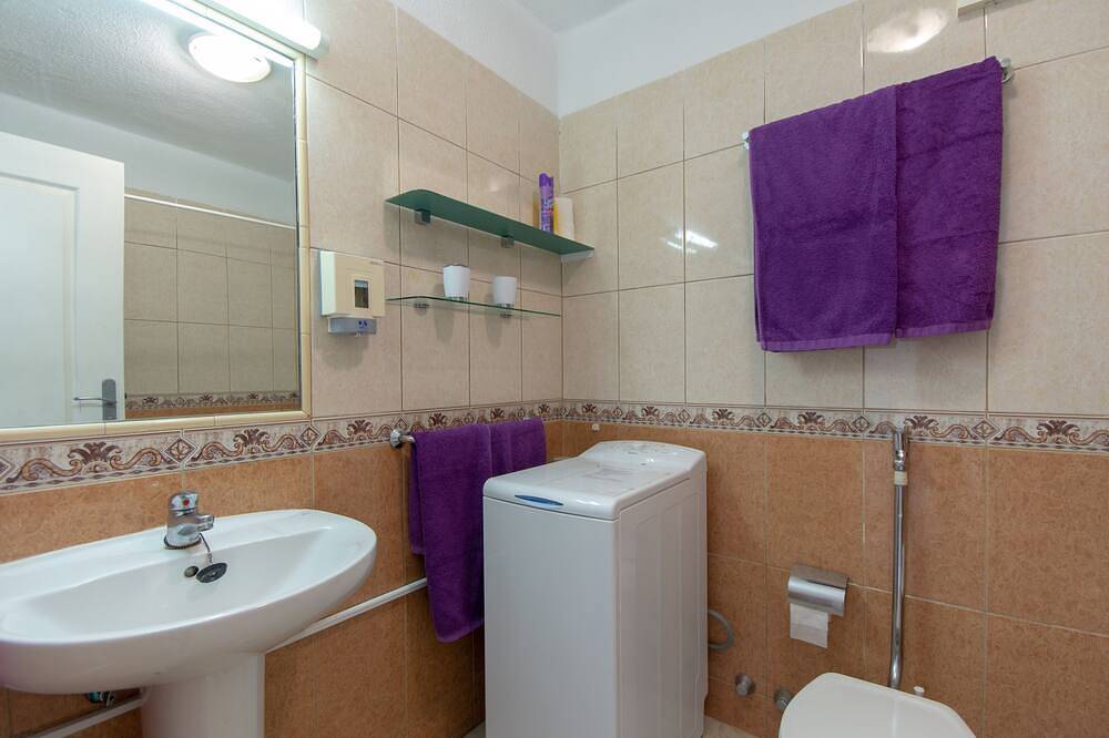 1 Bed Hotel Apt. in Costa Adeje, Few minutes walk to Beach, Shops & Restaurants in Playa Puerto Colón, Adeje