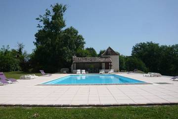 Gîte pour 2 personnes, avec piscine et terrasse ainsi que jacuzzi et jardin à Boisse