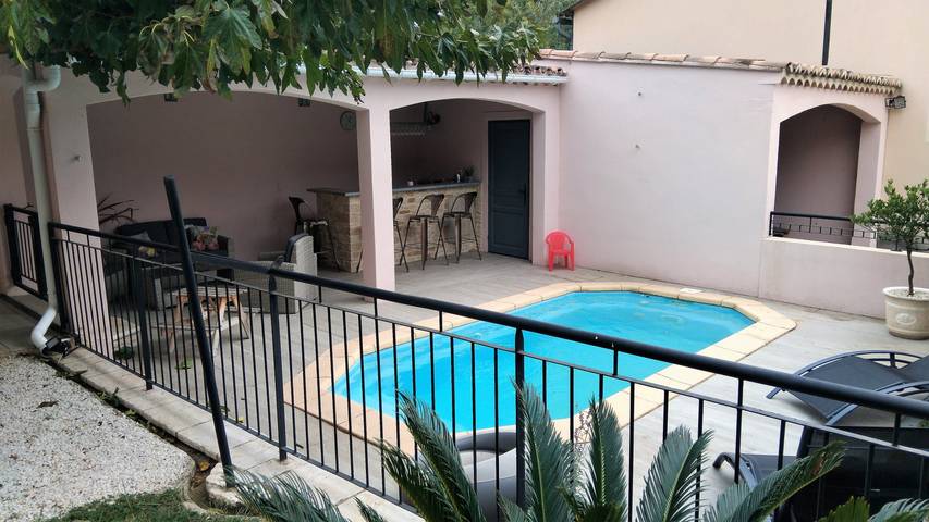 Gîte pour 6 personnes, avec balcon ainsi que jardin et piscine