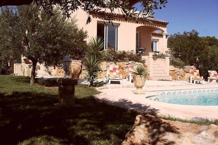 Location de vacances pour 8 personnes, avec Balcon ainsi que Terrasse et Jardin dans Golf de Saint-Thomas