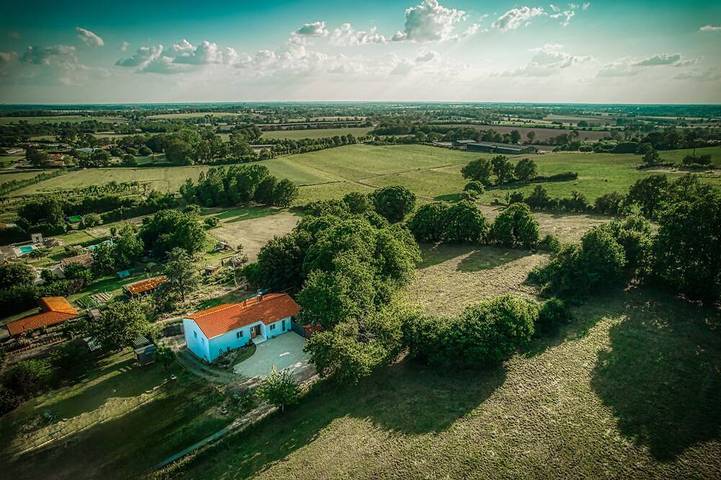 Location de vacances pour 13 personnes, avec Jacuzzi ainsi que Terrasse et Jardin à Saint-Paul-en-Pareds