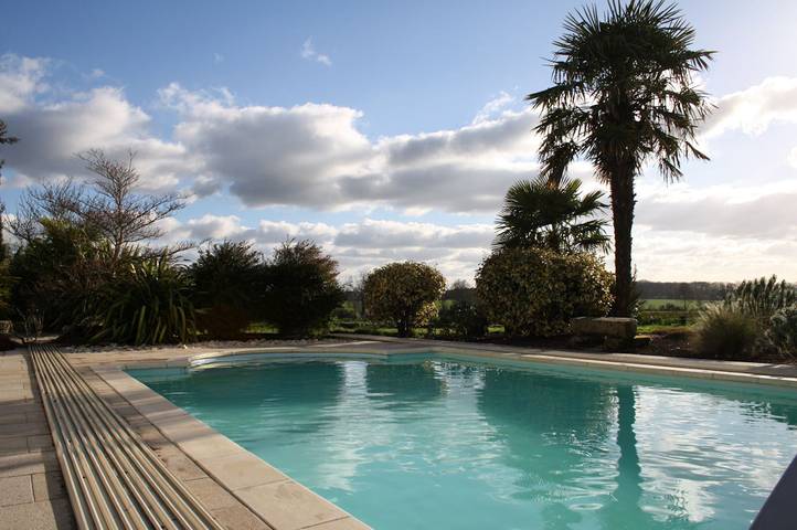 Gîte pour 8 personnes, avec piscine ainsi que terrasse et jardin