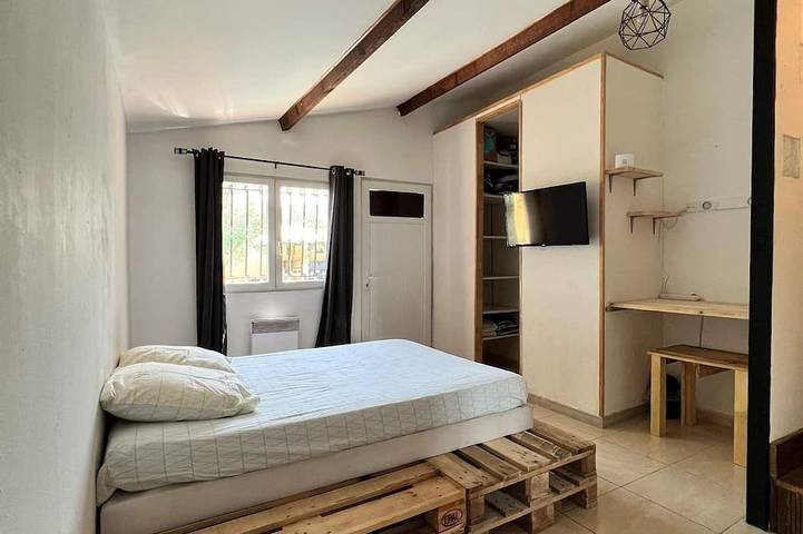 Location de vacances pour 6 personnes, avec terrasse ainsi que jacuzzi et jardin à Aigues-Vives - 2