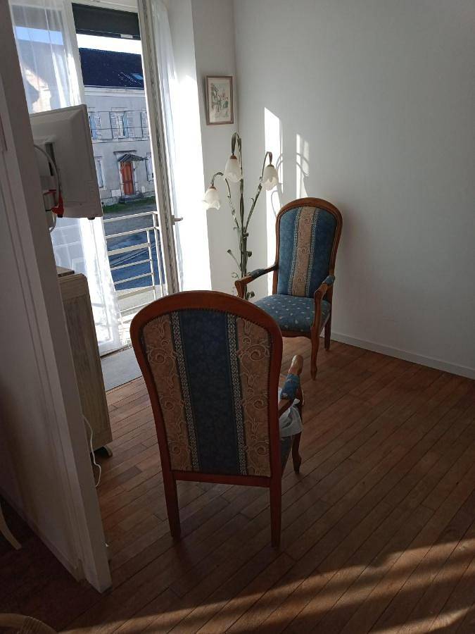 Location de vacances pour 3 personnes, avec vue ainsi que jardin et piscine à Thiviers - 2