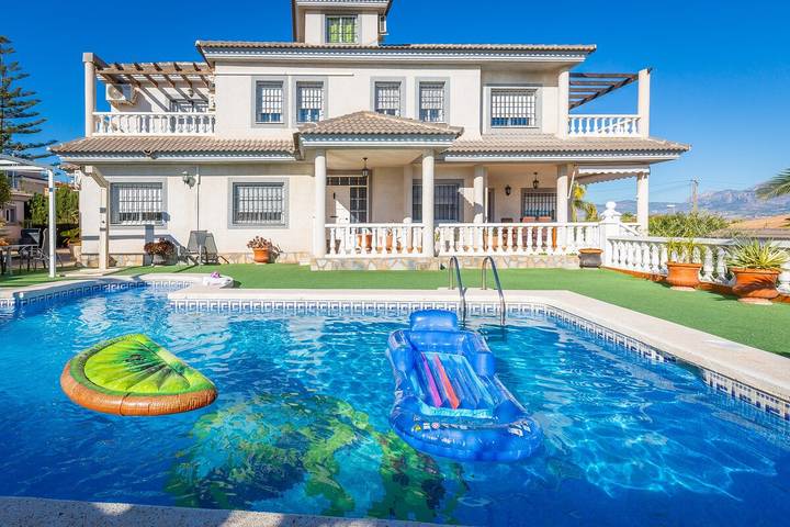 Chalet para 12 personas, con jardín y piscina en Muchamiel