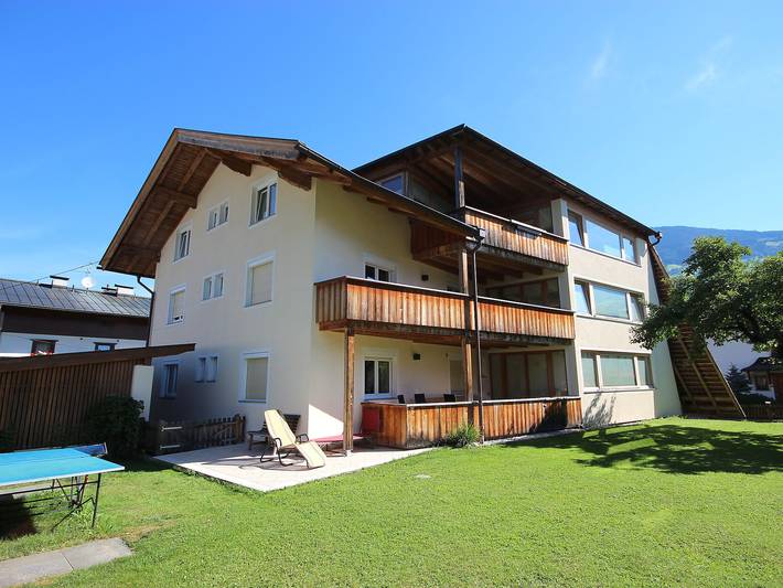 Ferienwohnung für 8 Personen, mit Balkon und Terrasse sowie Garten und Ausblick in Ried im Zillertal