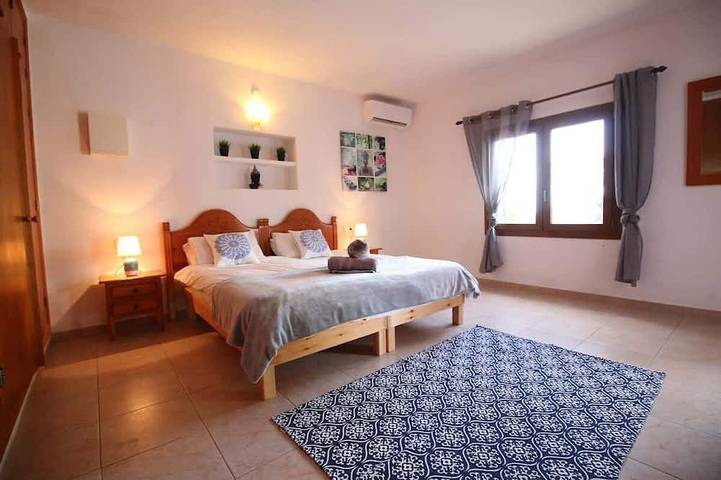Villa Susan Ibiza - Drei Schlafzimmer Villa, Schläft 6 in Bella Vista (Ibiza), Sant Antoni de Portmany