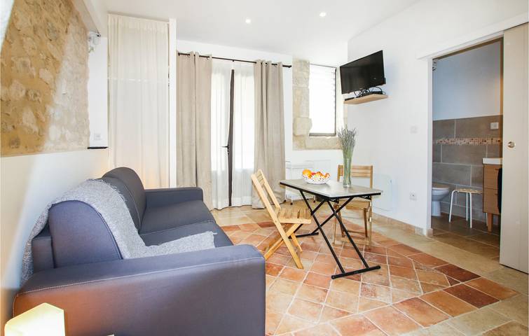 Entire holiday apartment, Cozy Garden Apartment | Saint-Restitut | Close to City Center in Saint-Restitut, Nyons region