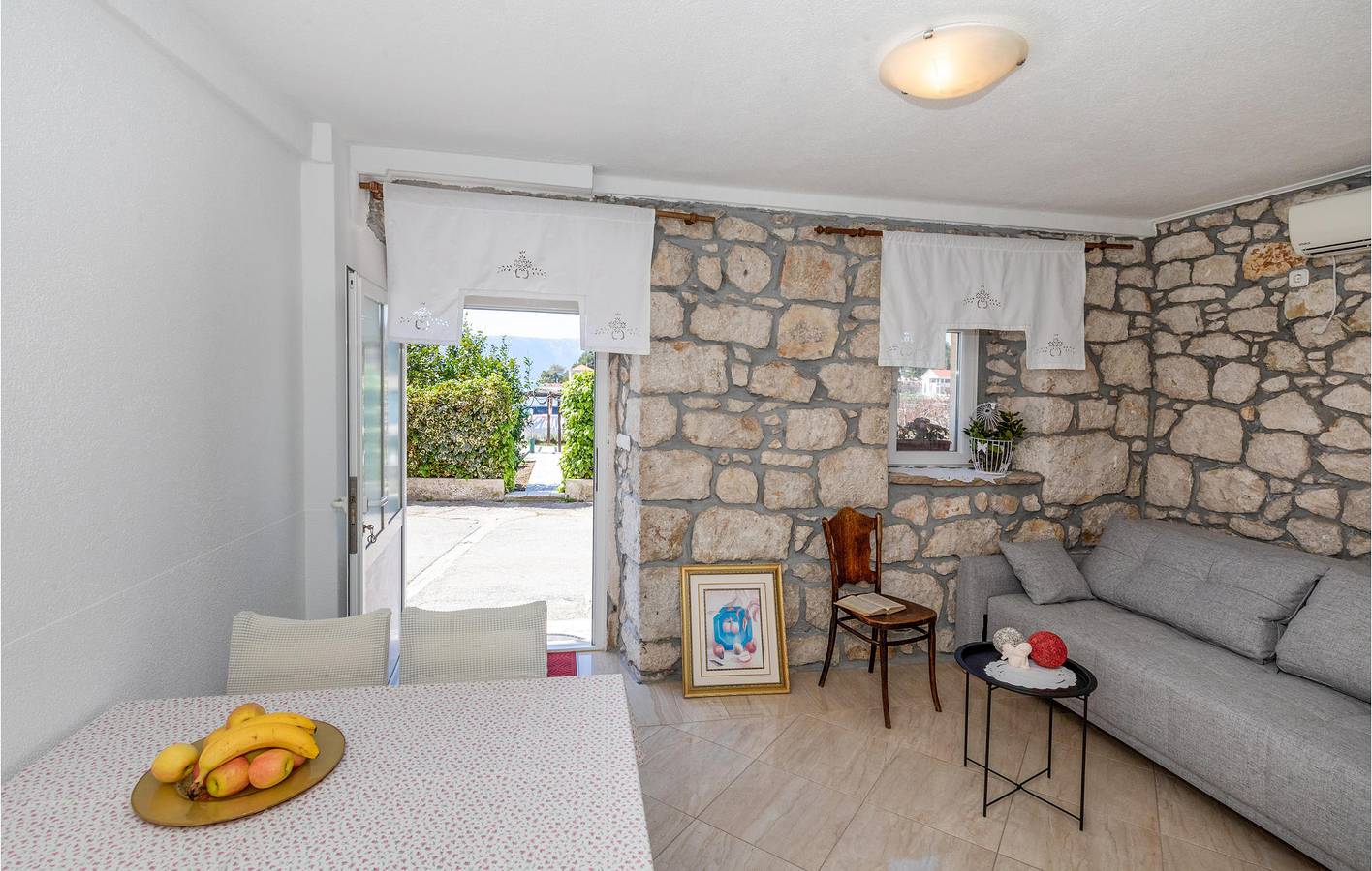 Ganze Ferienwohnung, Gemütliche 300 m zum Strand: Klimatisierte Wohnung mit Terrasse und Parkplatz in Blace, Dubrovnik-Neretva