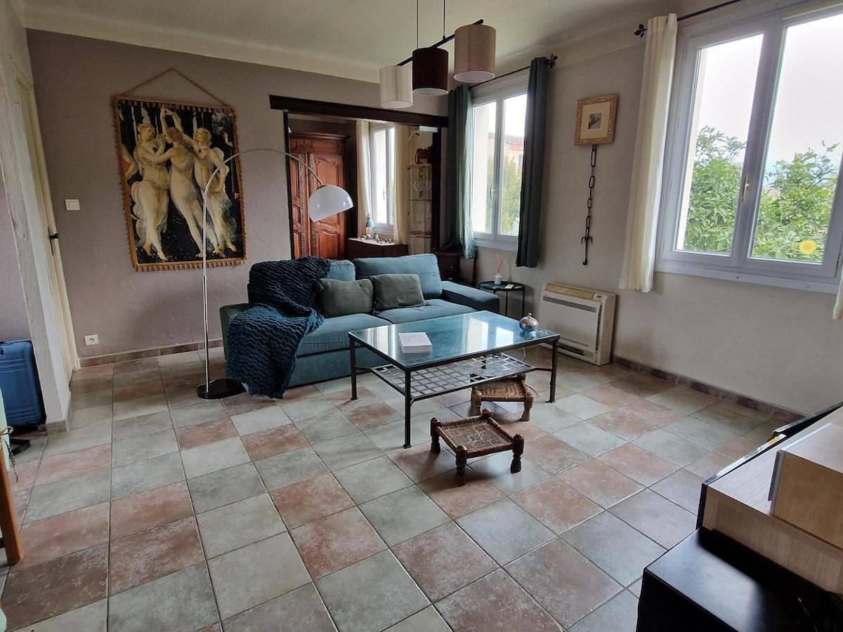 Three-Bedroom Home in Sauveterre, Région de Nîmes