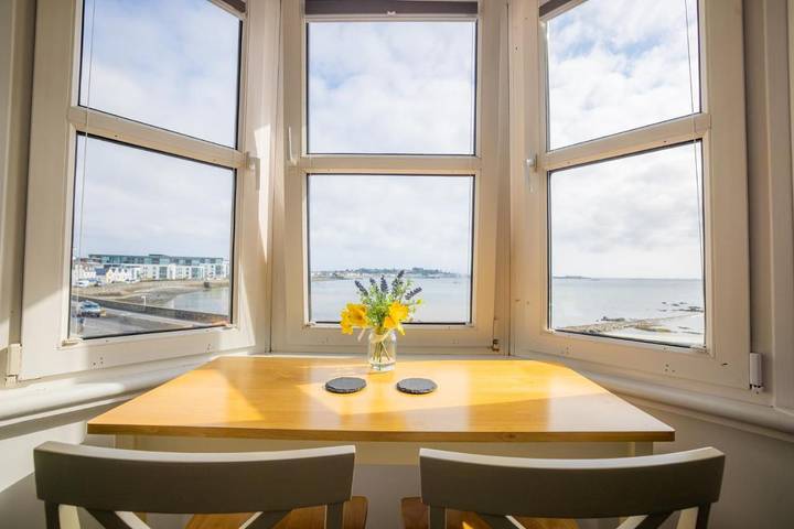 Gîte pour 2 personnes, avec terrasse dans Îles Anglo-Normandes - 2