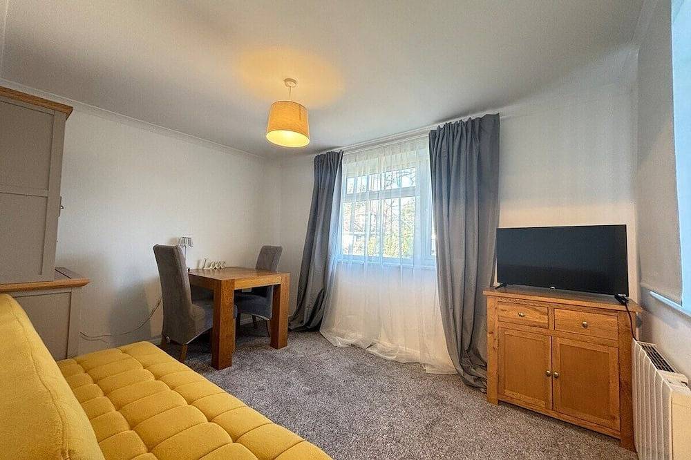 Apartamento entero, 1-Bed Flat • Free Parking • 5 Min Lgw Airport in Crawley, Sussex Occidental