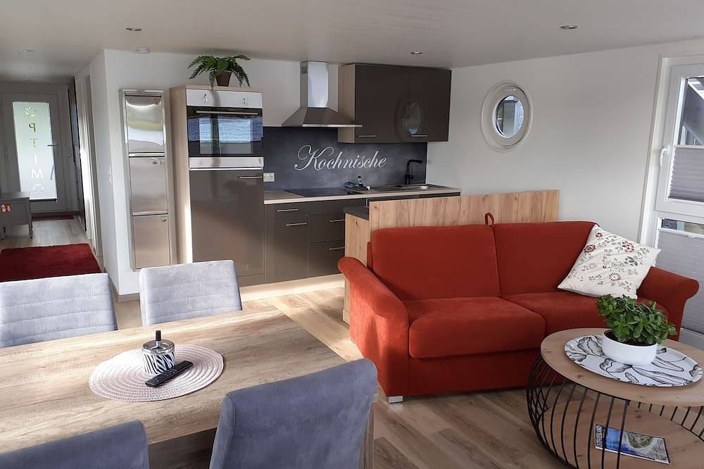 Modernes, hundefreundliches Hausboot am Wangermeer mit Dachterrasse, Seeblick, Sup, Badezugang und Klimaanlage – ideal für erholsamen Urlaub mit Familie, Freunden oder zu zweit. in Wangermeer, Wangerland