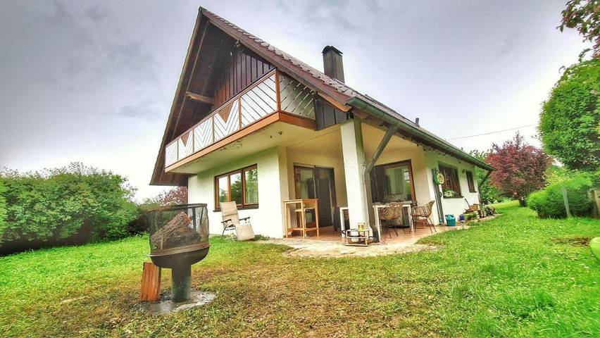 Ferienhaus für 8 Personen, mit Balkon und Terrasse sowie Garten und Ausblick