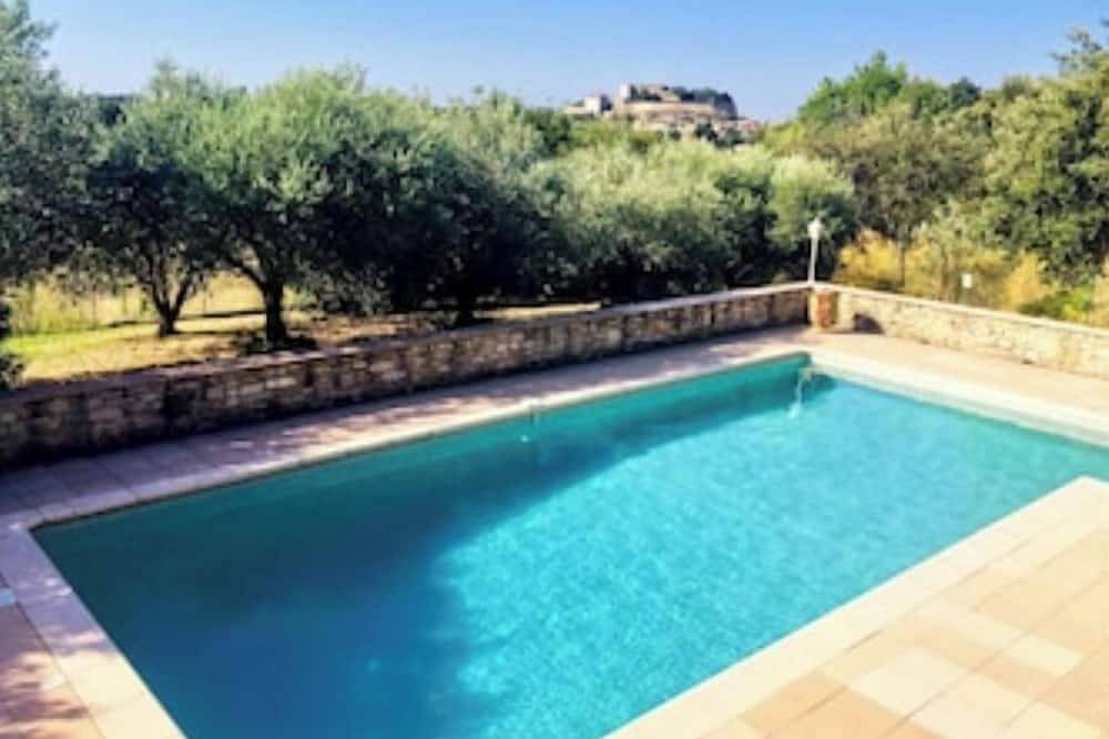 Entire apartment, Calm and relaxation with a view of the Château and listed village, L'Olivier in Grignan, Nyons region