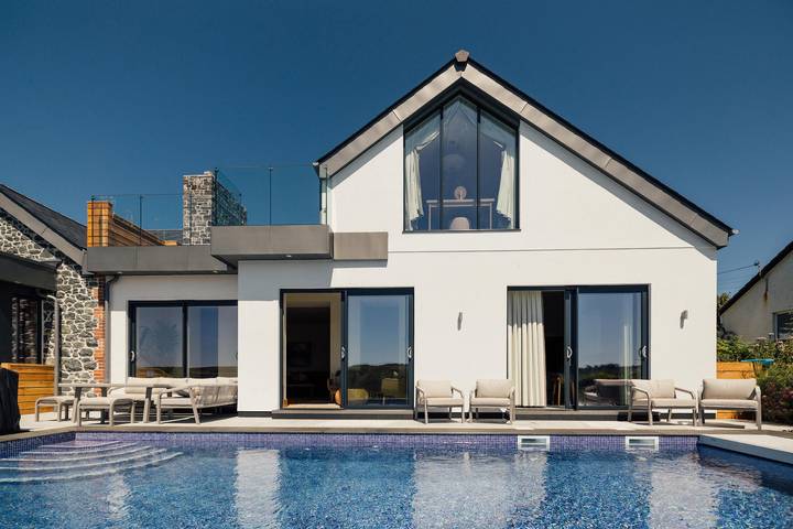 Cottage for 8 people, with pool and garden, with pets in Mullion