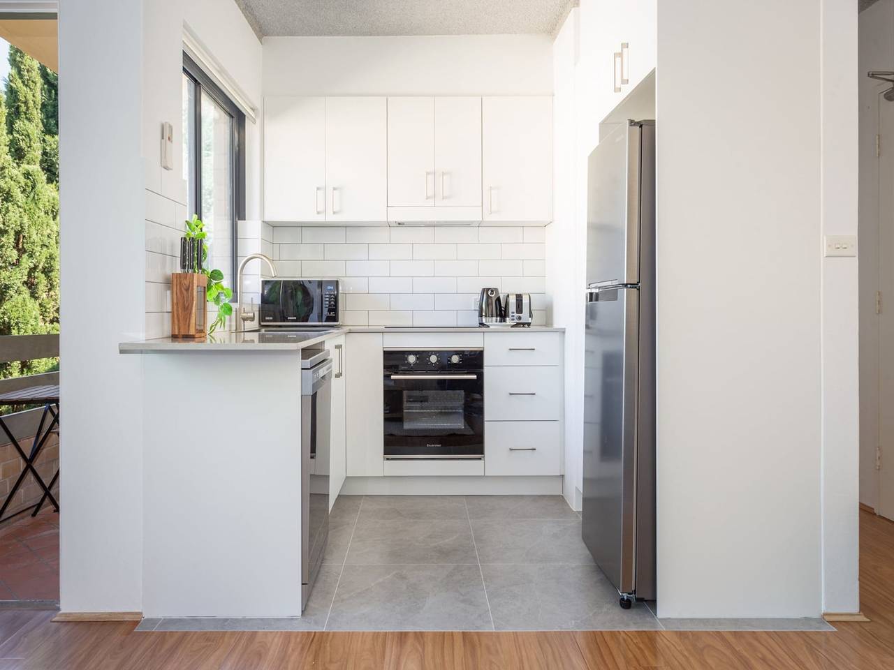 Entire apartment, Unit With Balcony, Backyard and Parking Near Shops in Neutral Bay, Sydney