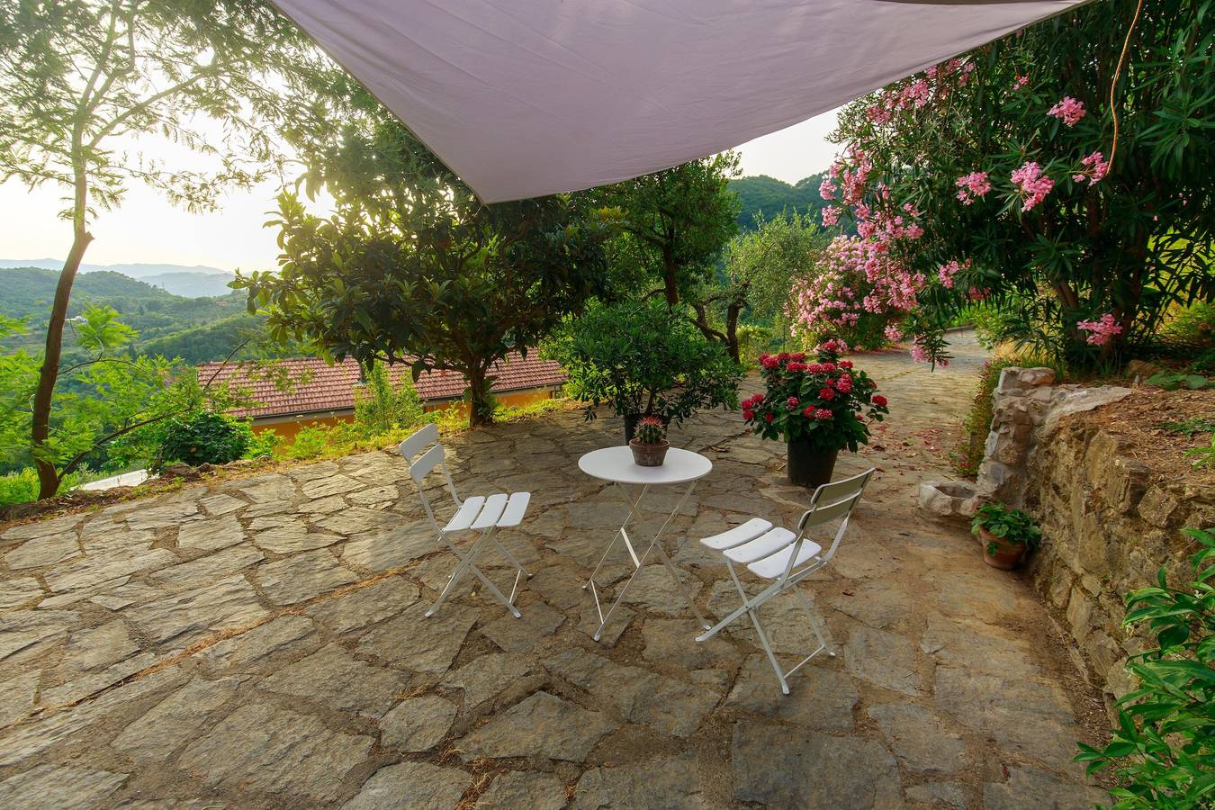 Appartamento intero, Appartamento 'Gipsy Rose - Blue Rose' con vista montagna, giardino e Wi-Fi condivisi in Sarzana, Parco Naturale Regionale di Montemarcello-Magra-Vara