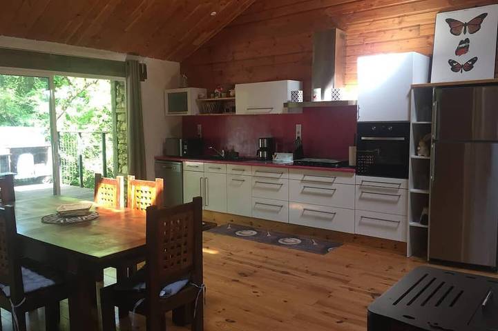 Gîte pour 10 personnes, avec jardin ainsi que piscine et jacuzzi, animaux acceptés à Brassac