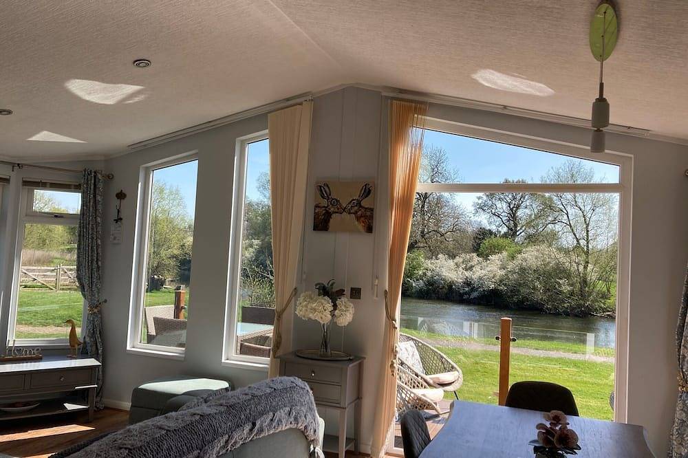 River Retreat Lodge is front line with panoramic views over the river Avon. in Stratford upon Avon, Warwickshire