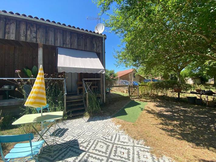 Location de vacances pour 2 personnes, avec Terrasse ainsi que Jardin et Vue à Valojoulx