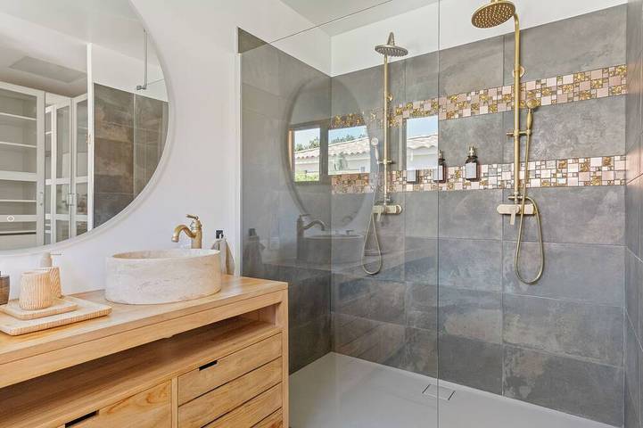 Villa Jacky—fully air-conditioned, with a pool and pétanque, near the sea, sleeps 6 in Ollioules, Mittelmeerküste (Frankreich)