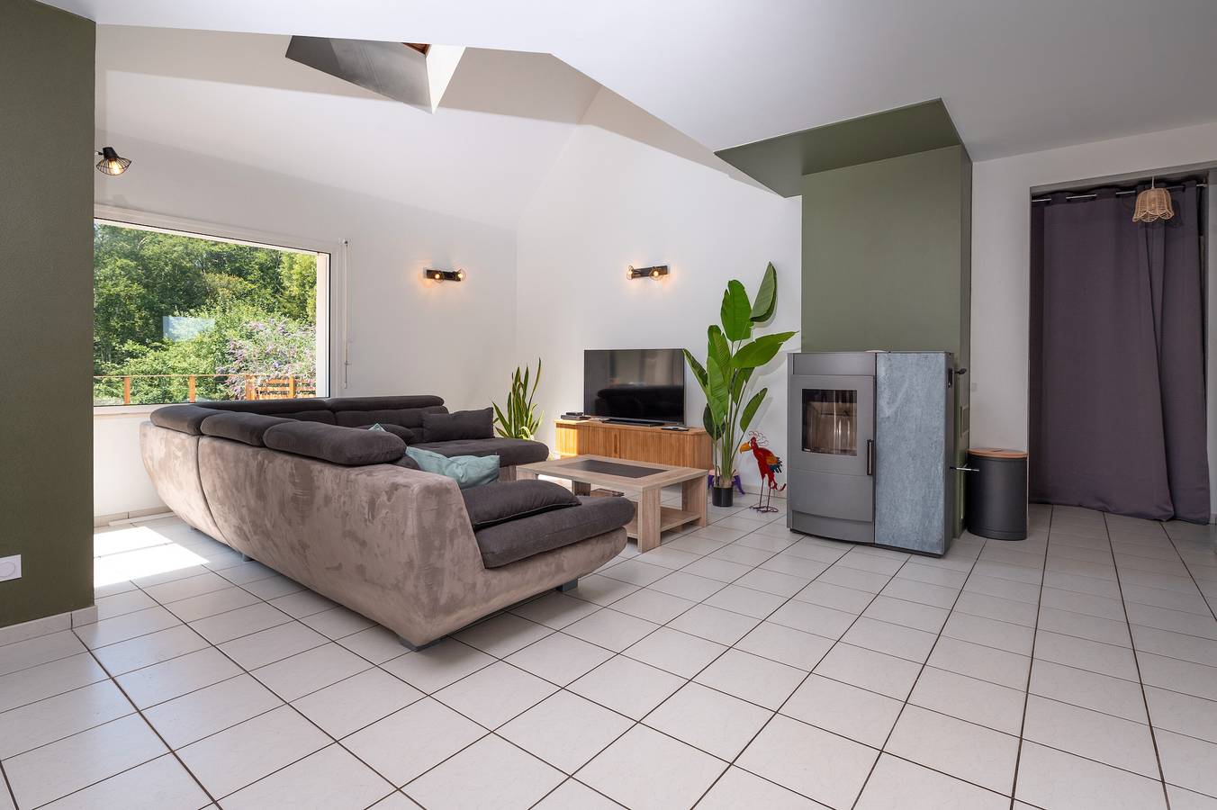 Casa de vacaciones con piscina privada, terraza privada y Wi-Fi in Kervignac, Côte des Mégalithes