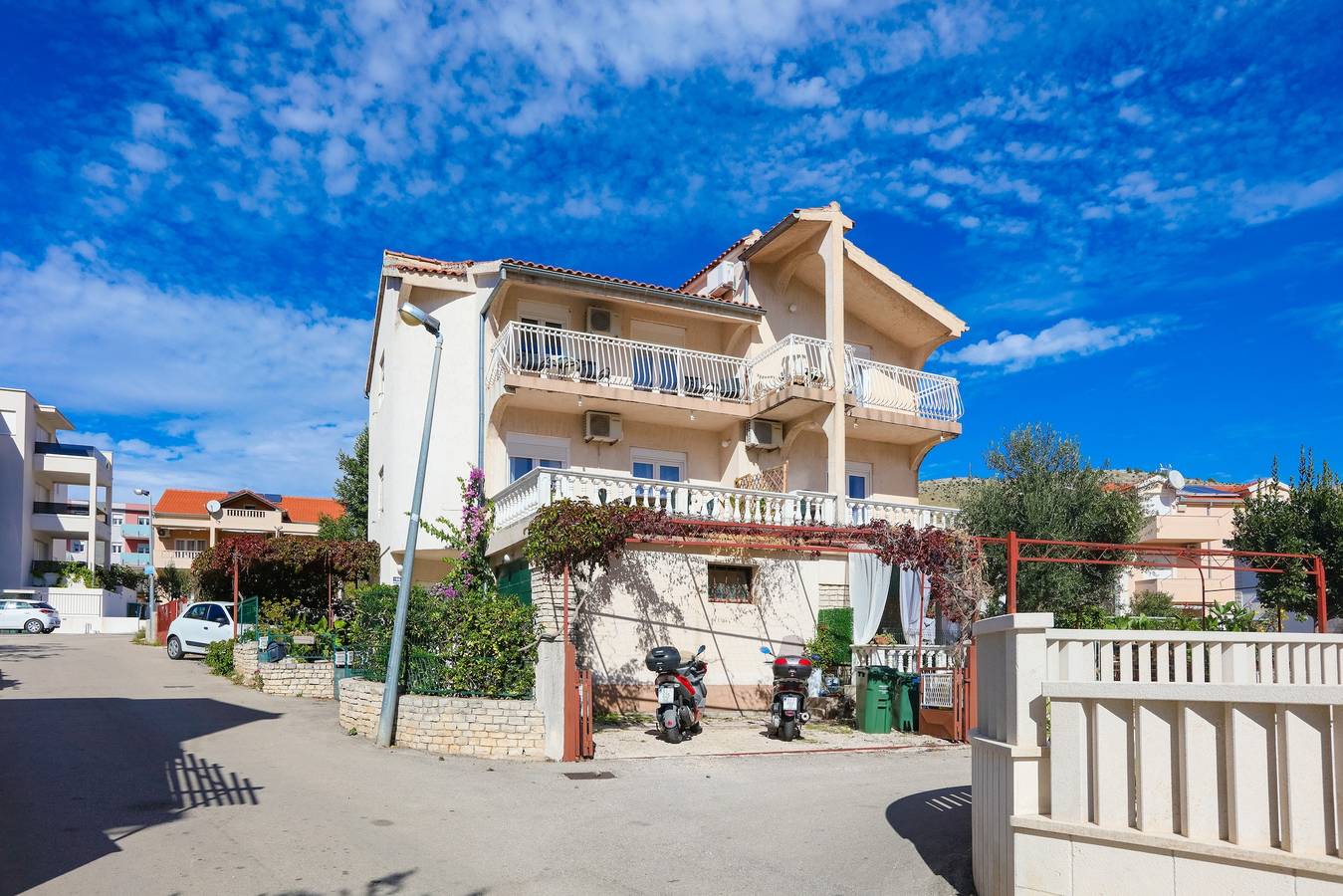 Ganze Wohnung, 1-Zimmer-Ferienwohnung mit Terrasse und Meerblick Grebastica (Sibenik) A-24821-b in Grebastica, Šibenik-Knin