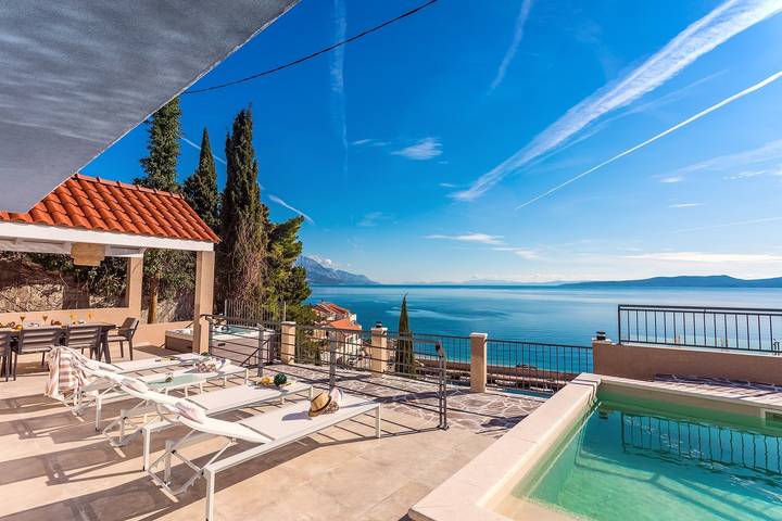 Ferienhaus für 8 Personen, mit Balkon/Terrasse und Meerblick sowie Garten und Pool in Pisak