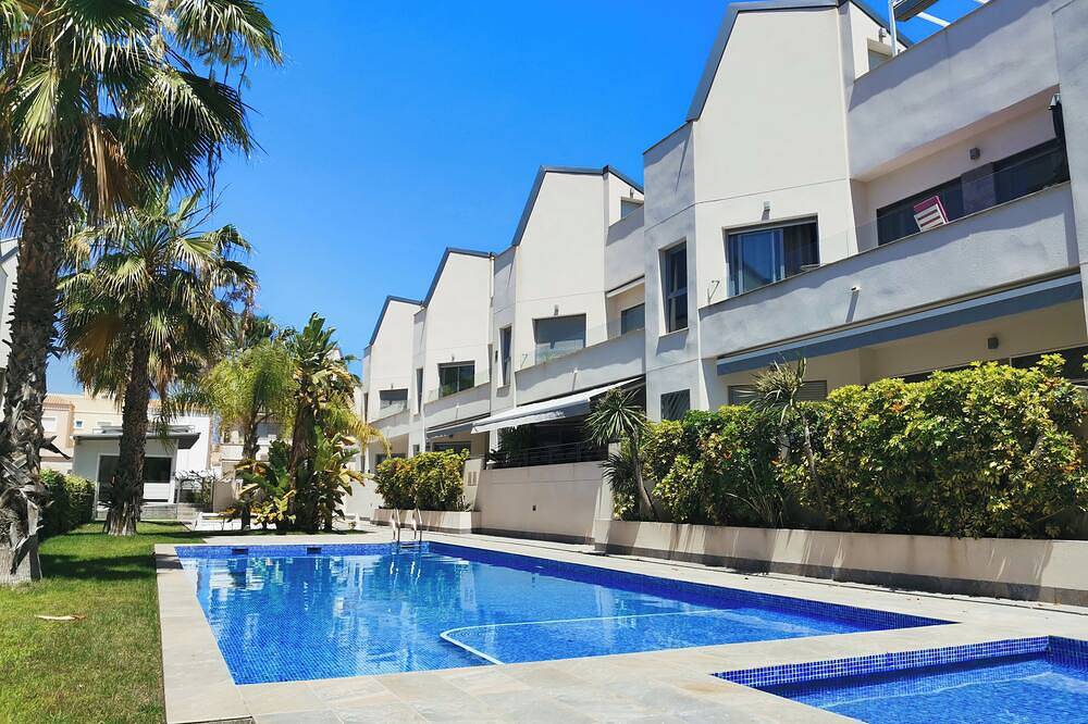Entire apartment, Top floor apartment with sunny roof terrace, heated pool and garden in Mar Azul Torrevieja, Torrevieja