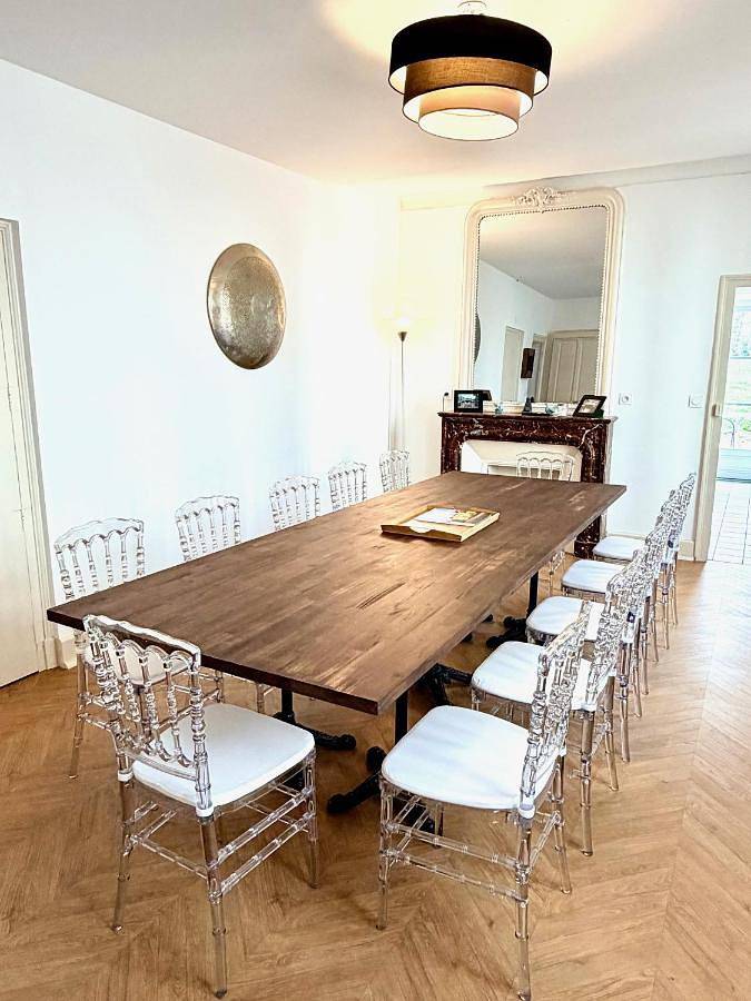 Location de vacances pour 10 personnes, avec vue ainsi que jardin et piscine, animaux acceptés à Charmeil - 4
