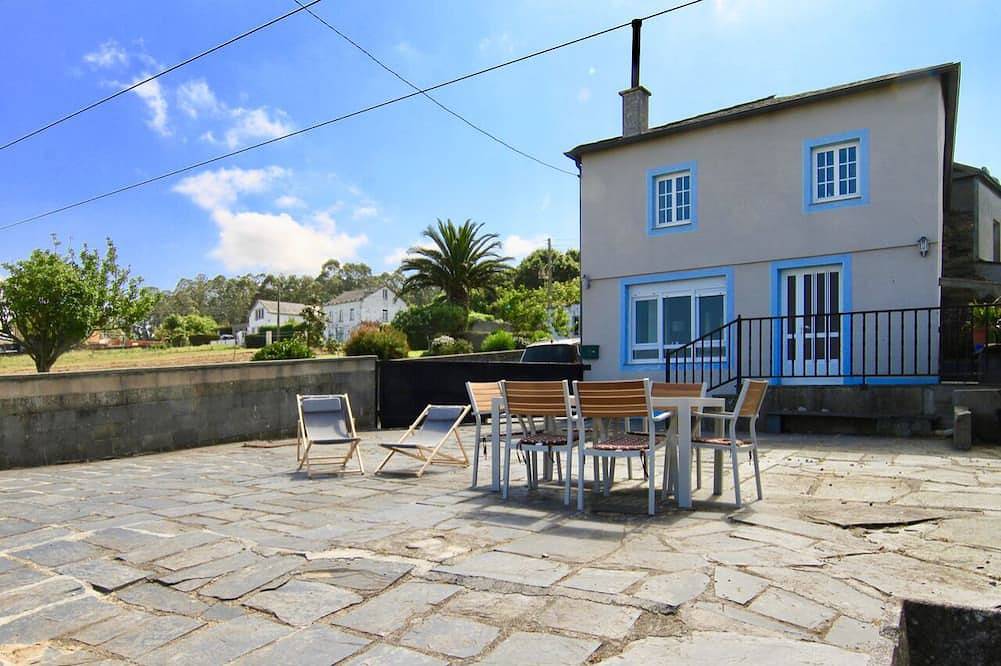 Lovely home with ocean views just a 5 minute walk to stunning beaches! in Ortigueira, Galician Coast