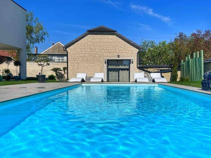 Location de vacances pour 3 personnes, avec Balcon ainsi que Terrasse et Piscine à Les Mesneux