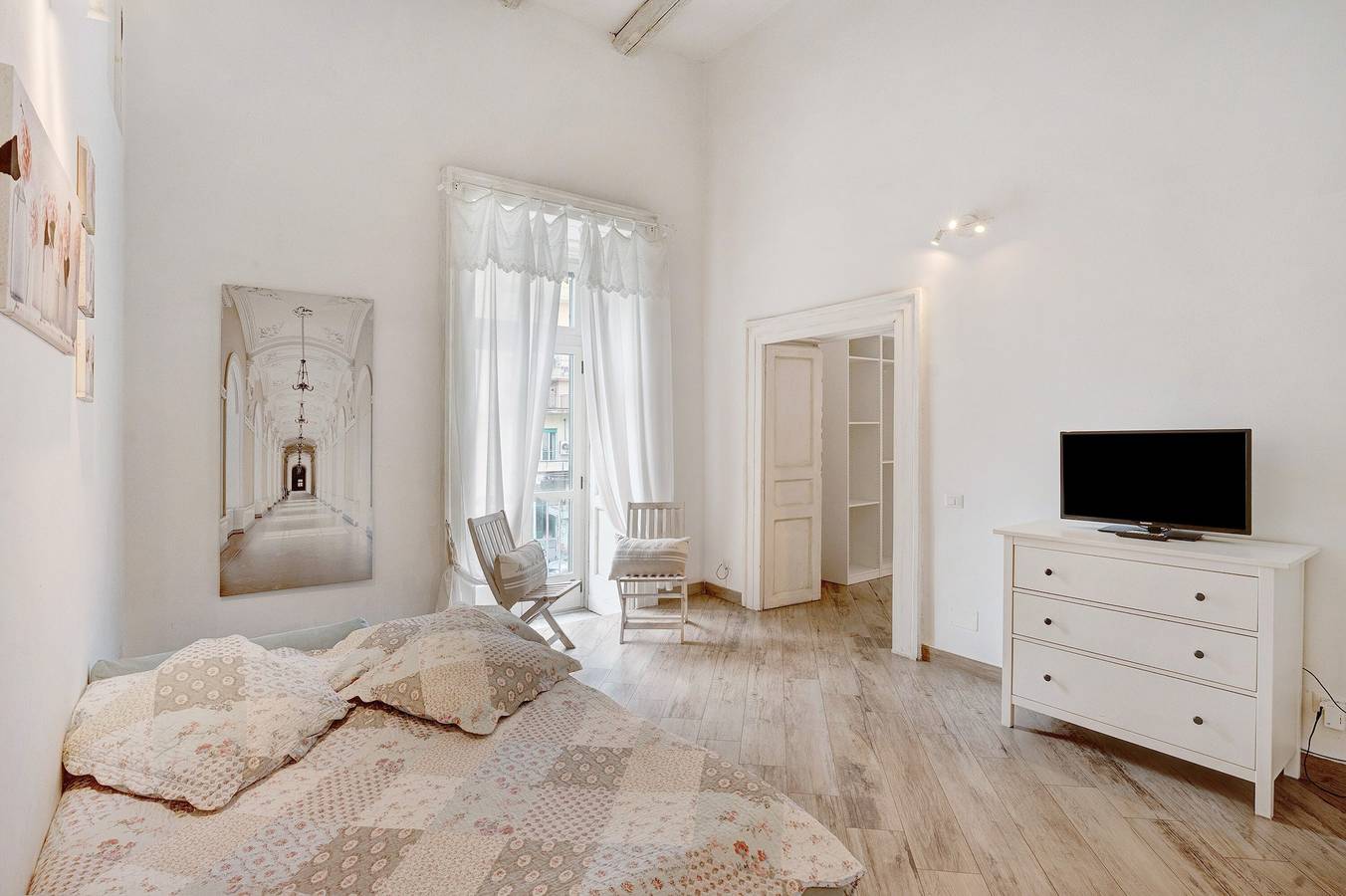 Apartment 'Familiare A Napoli Centro' with Balcony, Wi-Fi and Air Conditioning in Naples, Naples Province