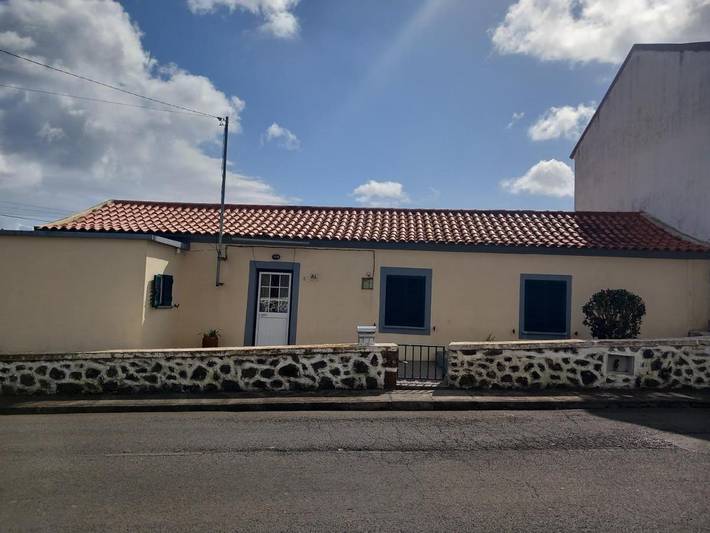 Location de vacances pour 4 personnes, avec vue et jardin à Lajes das Flores