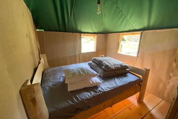 Cabane Lodge au Bord de L'eau in Saint-Aurélien, Brive-la-Gaillarde region